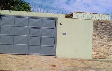 Imagem: A casa possui 2 Dormitórios, 3 Banheiros, 2 Vagas na garagem