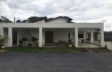Imagem: A casa em condomínio possui 4 Dormitórios, 2 Banheiros, 5