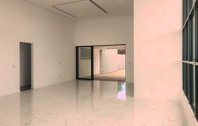 Imagem: A casa possui 4 Dormitórios, 5 Banheiros, 4 Vagas na garagem