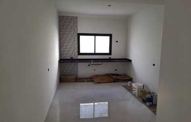 Imagem: A casa possui 3 Dormitórios, 2 Banheiros, 2 Vagas na garagem