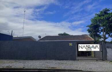 Imagem: A casa possui 3 Dormitórios, 1 Banheiro, 1 Vaga na garagem