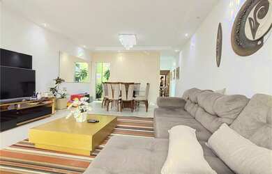 Imagem: A casa possui 3 Dormitórios, 5 Banheiros, 4 Vagas na garagem