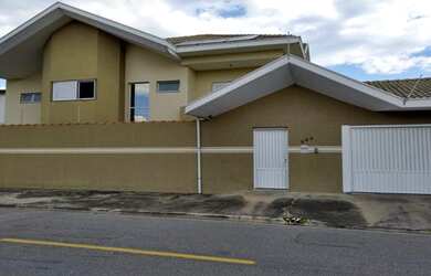 Imagem: A casa possui 4 Dormitórios, 3 Banheiros, 3 Vagas na garagem