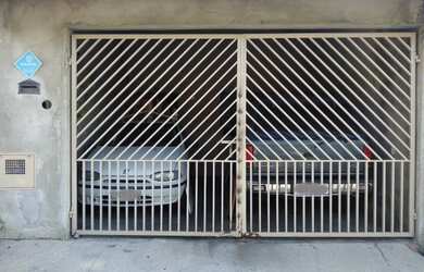 Imagem: A casa possui 2 Dormitórios, 1 Banheiro, 2 Vagas na garagem