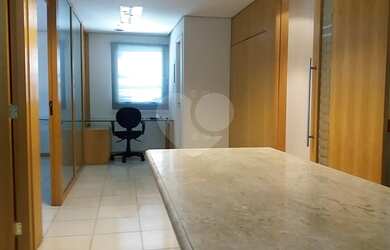 Imagem: O depósito possui 2 Vagas na garagem, 61m² de Área e está