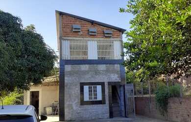 Imagem: A casa possui 3 Dormitórios, 2 Banheiros, 4 Vagas na garagem