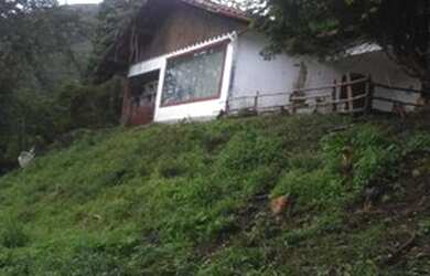 Imagem: A casa possui 3 Dormitórios, 2 Banheiros, 5 Vagas na garagem