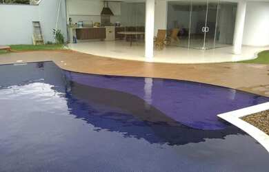 Imagem: A casa possui 3 Dormitórios, 5 Banheiros, 4 Vagas na garagem