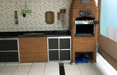 Imagem: A casa possui 3 Dormitórios, 2 Banheiros, 2 Vagas na garagem