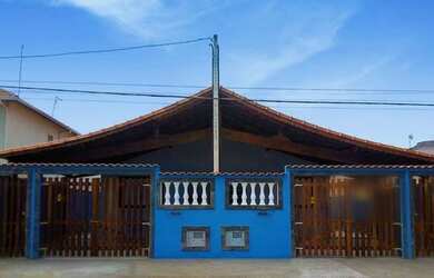 Imagem: A casa possui 2 Dormitórios, 2 Banheiros, 2 Vagas na garagem