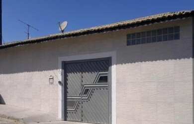 Imagem: A casa possui 2 Dormitórios, 3 Banheiros, 4 Vagas na garagem