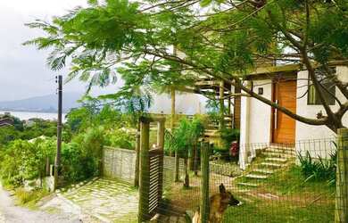 Imagem: A casa possui 4 Dormitórios, 2 Banheiros, 4 Vagas na garagem