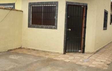 Imagem: A casa possui 2 Dormitórios, 1 Banheiro, 1 Vaga na garagem