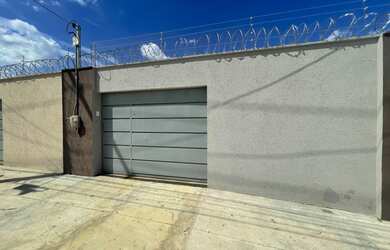 Imagem: A casa possui 3 Dormitórios, 2 Banheiros, 3 Vagas na garagem