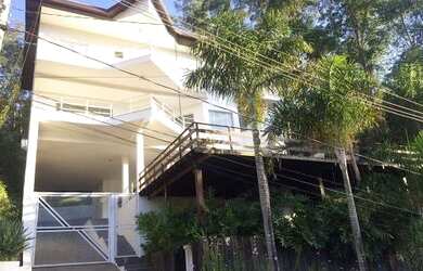 Imagem: A casa em condomínio possui 4 Dormitórios, 5 Banheiros, 2