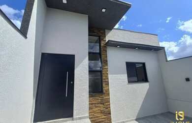 Imagem: A casa possui 3 Dormitórios, 2 Banheiros, 2 Vagas na garagem