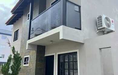 Imagem: A casa possui 3 Dormitórios, 2 Banheiros, 2 Vagas na garagem