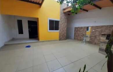 Imagem: A casa possui 3 Dormitórios, 1 Banheiro, 1 Vaga na garagem