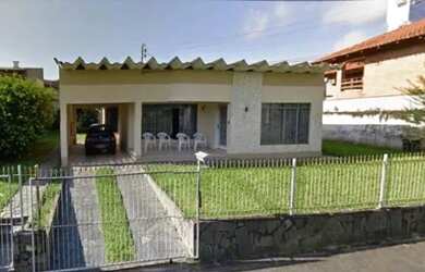 Imagem: A casa possui 4 Dormitórios, 2 Banheiros, 2 Vagas na garagem