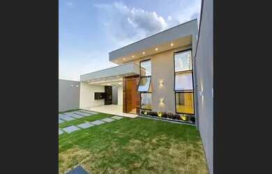 Imagem: A casa possui 3 Dormitórios, 2 Banheiros, 2 Vagas na garagem