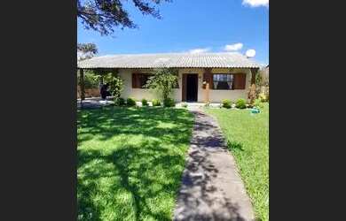 Imagem: A casa possui 2 Dormitórios, 3 Banheiros, 5 Vagas na garagem