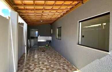 Imagem: A casa possui 3 Dormitórios, 1 Banheiro, 1 Vaga na garagem