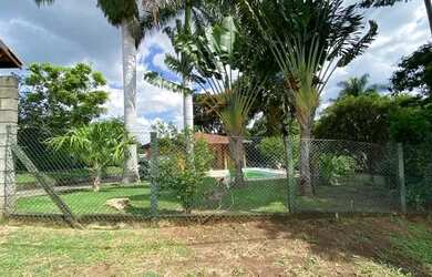 Imagem: A casa em condomínio possui 3 Dormitórios, 2 Banheiros, 1.500m²