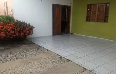 Imagem: A casa possui 3 Dormitórios, 3 Banheiros, 1 Vaga na garagem