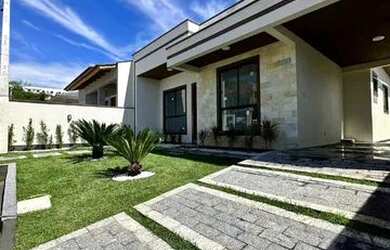 Imagem: A casa possui 3 Dormitórios, 2 Banheiros, 2 Vagas na garagem