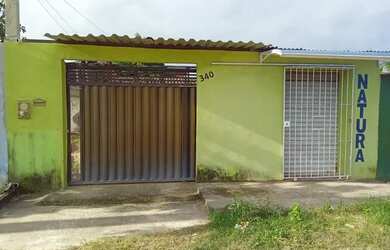 Imagem: A casa possui 3 Dormitórios, 1 Banheiro, 1 Vaga na garagem