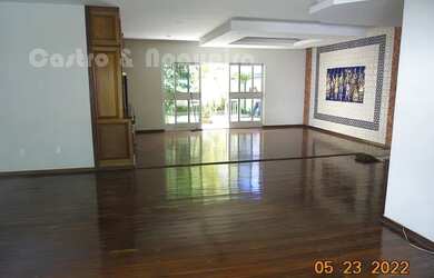 Imagem: A casa possui 4 Dormitórios, 4 Banheiros, 3 Vagas na garagem