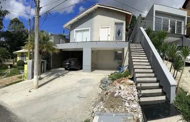 Imagem: A casa em condomínio possui 3 Dormitórios, 2 Banheiros, 4