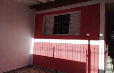 Imagem: A casa possui 1 Dormitório, 1 Banheiro, 1 Vaga na garagem e