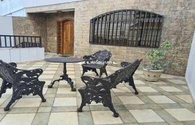 Imagem: A casa possui 3 Dormitórios, 2 Banheiros, 3 Vagas na garagem