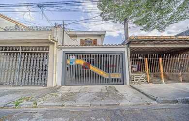 Imagem: A casa possui 4 Dormitórios, 4 Banheiros, 230m² de Área e