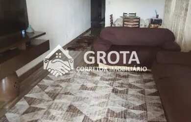 Imagem: A casa possui 4 Dormitórios, 3 Banheiros, 2 Vagas na garagem