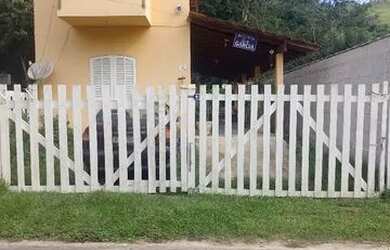 Imagem: A casa possui 2 Dormitórios, Acomodam 10 pessoas e 1 Vaga na