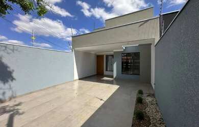 Imagem: A casa possui 3 Dormitórios, 2 Banheiros, 2 Vagas na garagem