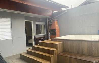 Imagem: A casa à venda possui 2 Dormitórios, 1 Banheiro, 2 Vagas na