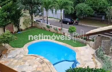 Imagem: A casa em condomínio possui 5 Dormitórios, 5 Banheiros, 2