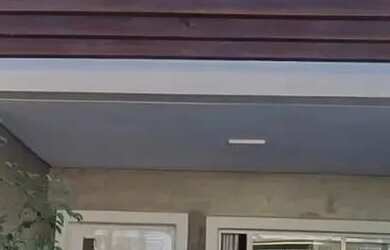 Imagem: A casa possui 2 Dormitórios, 3 Banheiros, 2 Vagas na garagem