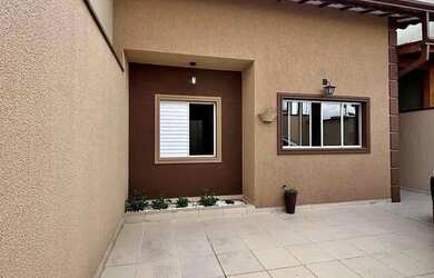 Imagem: A casa possui 3 Dormitórios, 2 Banheiros, 104m² de Área e