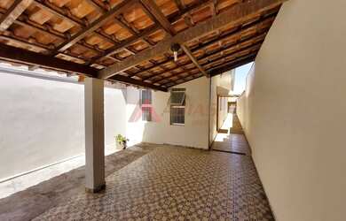 Imagem: A casa possui 2 Dormitórios, 1 Banheiro, 1 Vaga na garagem