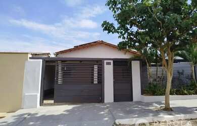 Imagem: A casa possui 3 Dormitórios, 2 Banheiros, 2 Vagas na garagem