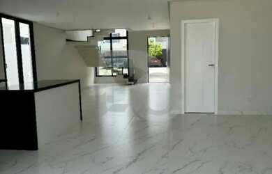 Imagem: A casa em condomínio possui 5 Dormitórios, 3 Banheiros, 5