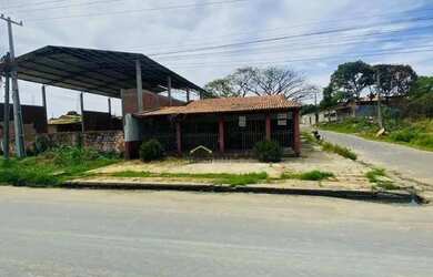 Imagem: A casa possui 3 Dormitórios, 2 Banheiros, 190m² de Área e