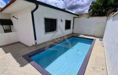 Imagem: A casa possui 3 Dormitórios, 3 Banheiros, 2 Vagas na garagem