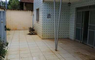 Imagem: A casa possui 3 Dormitórios, 1 Banheiro e está localizado