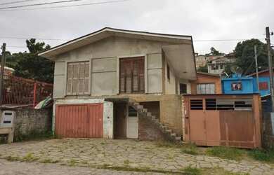 Imagem: A casa e possui 3 Dormitórios, 1 Banheiro, 3 Vagas na garagem