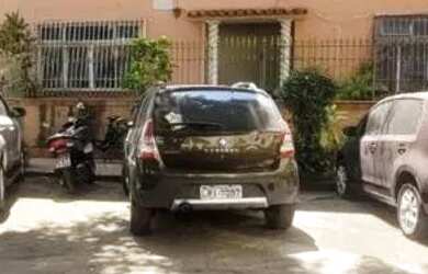 Imagem: A casa possui 4 Dormitórios, 2 Banheiros, 2 Vagas na garagem